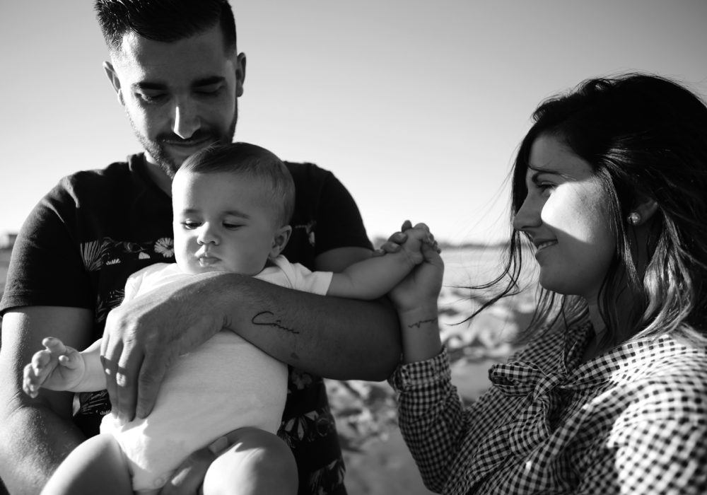 photographe-famille-bebe-parents-naissance-shooting-plage-valras-beziers-serignan-herault