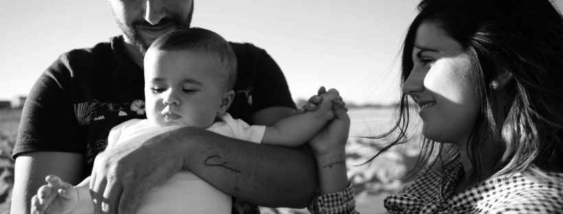 photographe-famille-bebe-parents-naissance-shooting-plage-valras-beziers-serignan-herault