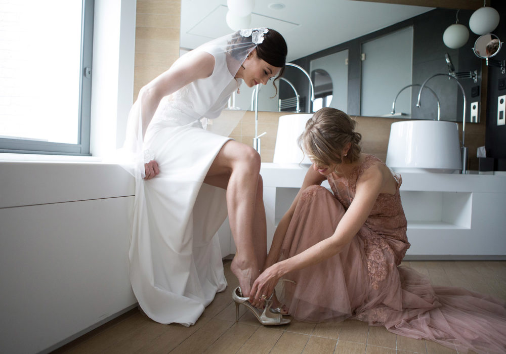 photographe-mariage-mariee-preparatifs-robe-chaussures-rime-arodaky-montpellier-occitanie